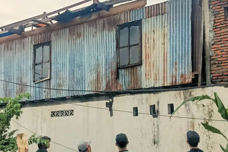Angin Kencang Disertai Hujan Deras Rusak 30 Rumah di Majene Sulbar, Atap Beterbangan