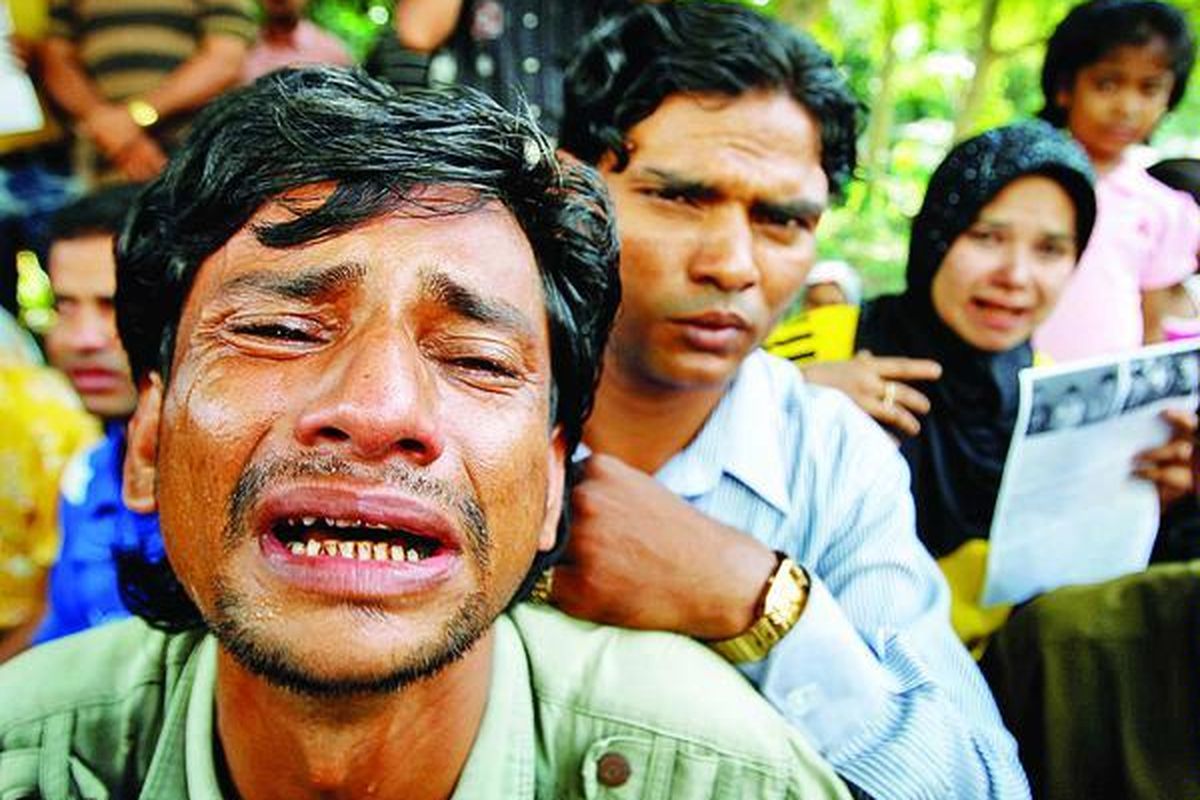 Warga  Rohingya menangis saat menuntut berakhirnya kekerasan terhadap sukunya di Rakhine, Myanmar, dalam unjuk rasa di Kuala Lumpur, Malaysia, Selasa (12/6).