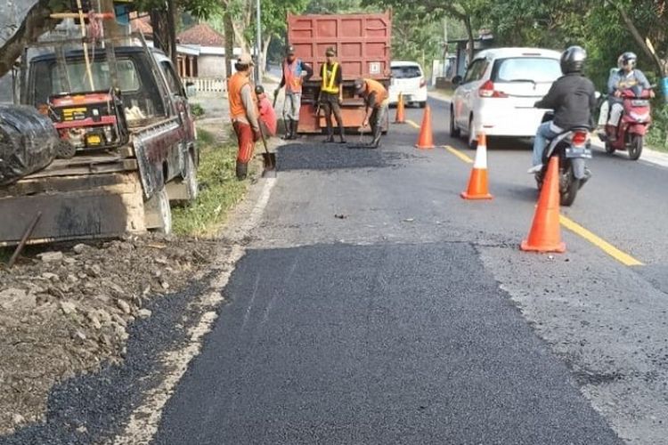 Penanganan jalan nasional merupakan salah satu program pembangunan infrastruktur di Kabupaten Bangkalan, Jawa Timur.