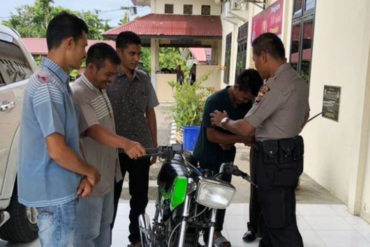 Kapolres Aceh Utara AKBP Untung Sangaji memberikan satu unit sepeda motor jenis trail RX King kepada Mudawali, selaku penjaga makam pahlawan nasional Cut Meutia, di Mapolres Aceh Utara, Kamis (16/11/2017).