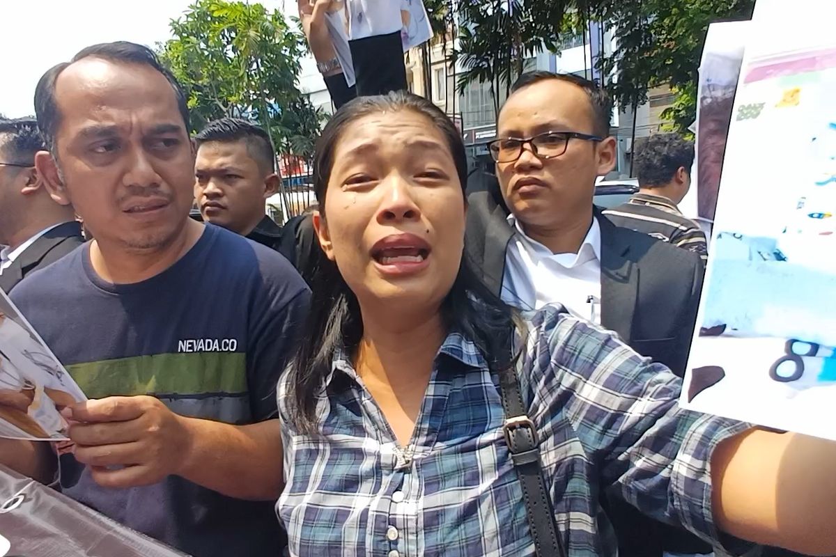 Ibunda Hosea Namora Manullang, Evayanti Marbun, saat hadir dalam penggerudukan di Rumah Sakit Hermina Podomoro, Senin (11/12/2023).