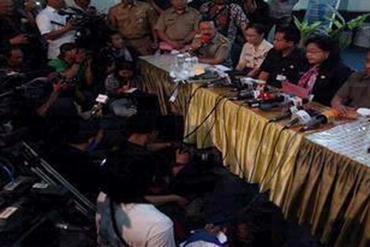 Gubernur DKI Jakarta, Fauzi Bowo, Kepala SMAN 70, Saksono Liliek susanto (ketiga dari kiri), Kepala SMAN 6, Kadarwati , Dan Mendiknas, M. Nuh saat memberikan keterangan kepada wartawan mengenai tawuran sehari sebelumnya di  SMAN 6, Jakarta Selatan, Senin (25/9/2012).  