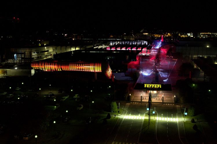 Ferrari tidak bisa dipisahkan dari seni. Pabrik Ferrari di Maranello, Italia, pun disulap jadi pertunjukan seni dengan permainan proyeksi cahaya.