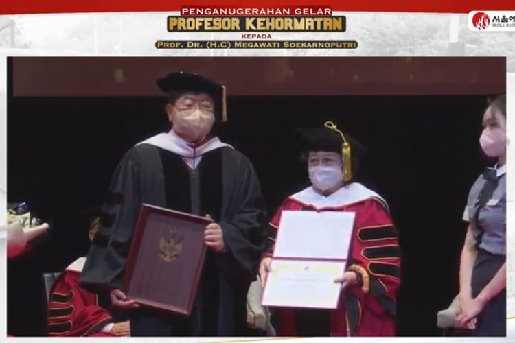 Ketua Umum PDI Perjuangan Megawati Soekarnoputri menerima gelar profesor kehormatan dari Seoul Institute of the Arts (SIA) Korea Selatan, Rabu (11/5/2022).