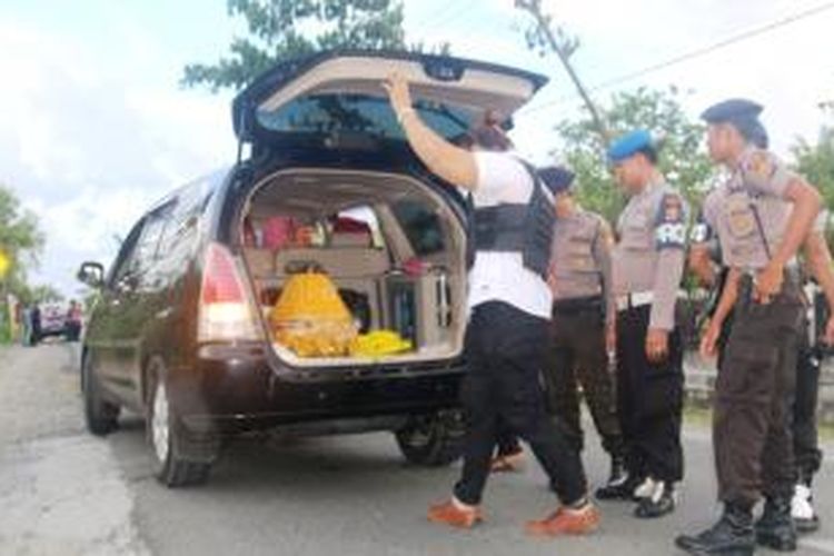 Personel gabungan dari Polres Aceh Barat menggelar razia terhadap pengguna kendaraan  khususnya yang berasal dari Kabupaten Pidie untuk mengantisipasi pergerakan kelompok bersenjata Din Minimi..