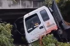 Truk Trailer Tabrak Pembatas Jalan di Cilincing, Sopir Diduga Hilang Kendali 