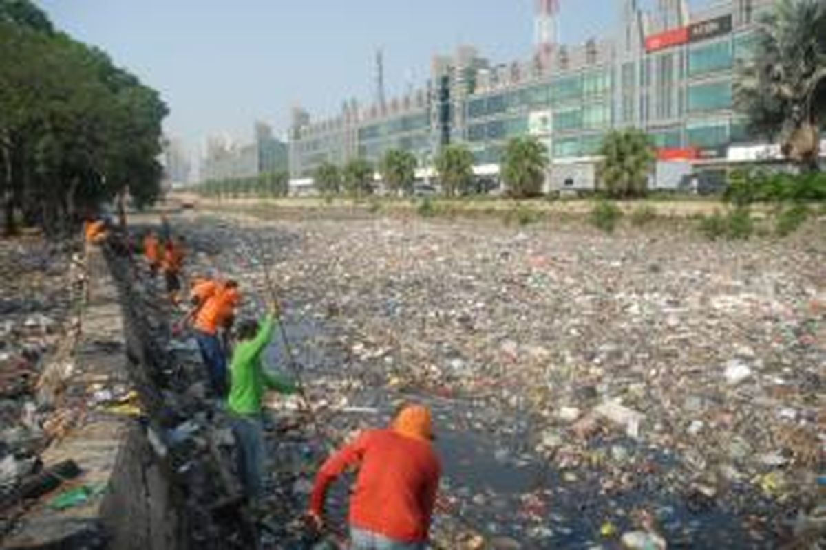 Puluhan orang berendam di lautan sampah, Jakara, Senin (12/8/2013). Mereka ini adalah petugas dari Dinas Kebersihan DKI Jakarta.