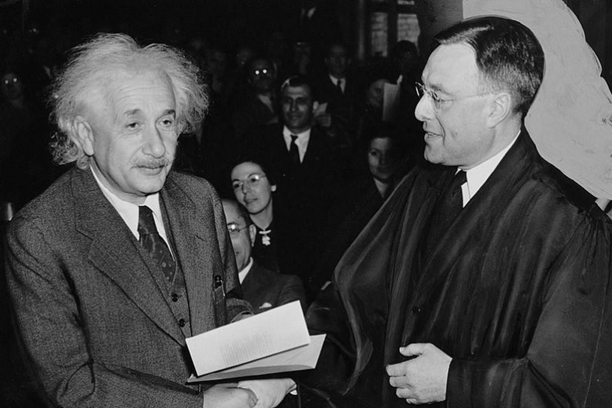 Albert Einstein saat menerima surat yang memberinya kewarganegaraan Amerika Serikat dari hakim Phillip Forman.