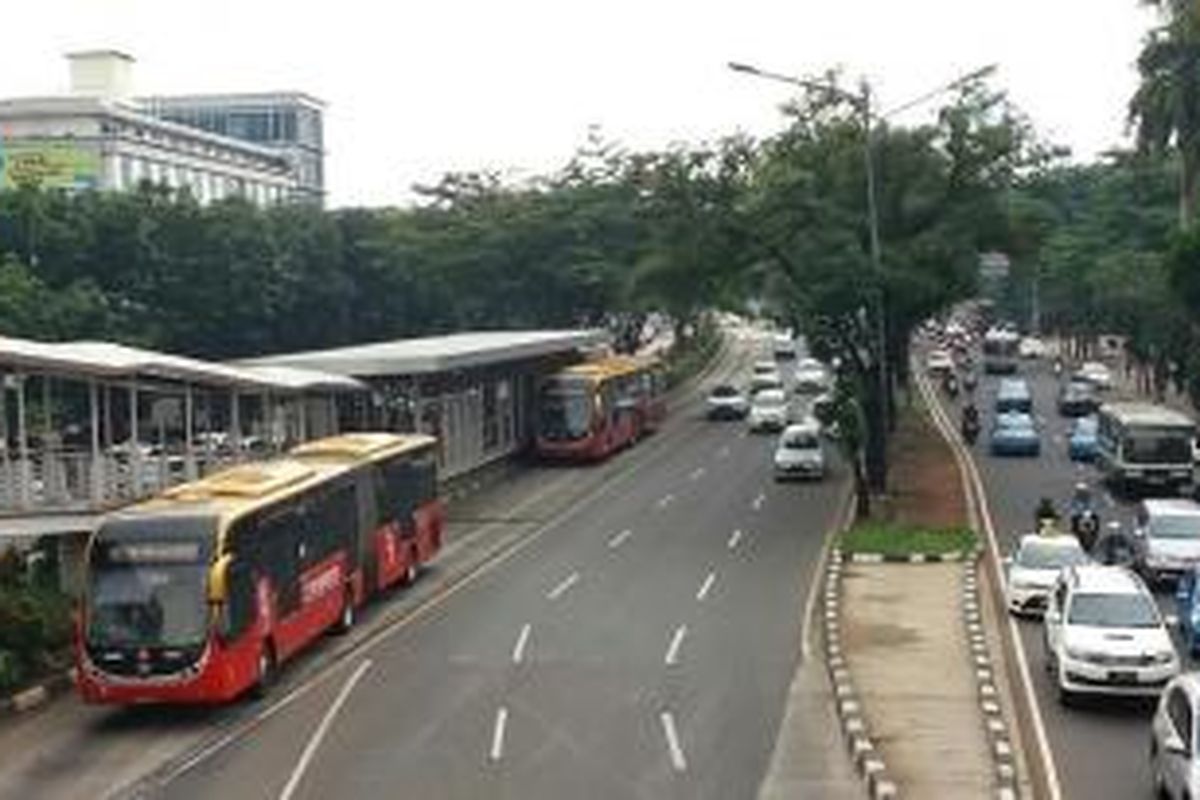 Suasana lalu lintas di Bundaran Senayan, Jakarta Selatan pada Selasa (5/1/2016)