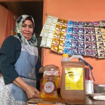 Ibu penjual makanan di Nunukan menunjukkan minyakita yang saat ini langka di pasaran