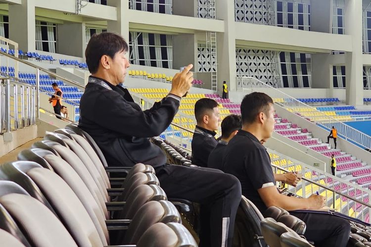 Pelatih timnas Indonesia, Shin Tae-yong, hadir langsung di Stadion Manahan, Solo, untuk menyaksikan laga Taiwan vs Turkmenistan pada partai pembuka Grup K Kualifikasi Piala Asia U23 2024, Rabu (6/9/2023) malam WIB.