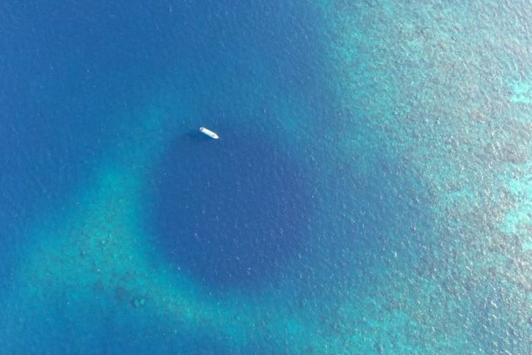 ?Blue Hole? sebuah sumur raksasa dasar laut yang jadi salah satu tujuan wisata selam di Labengki.