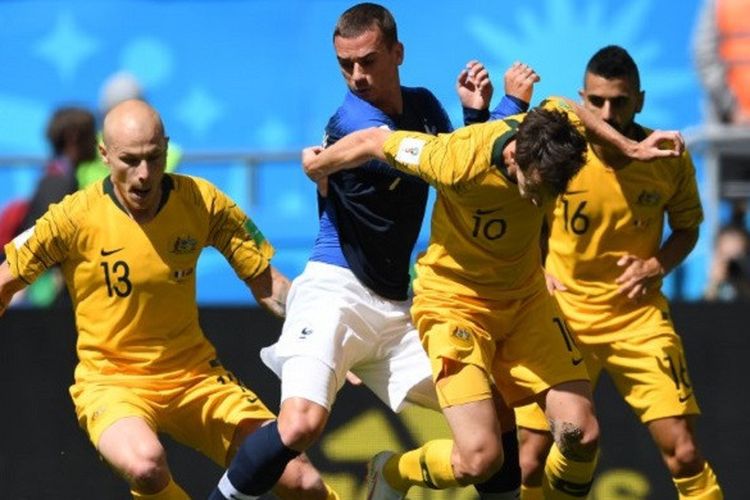 Striker Prancis, Antoine Griezmann (jersey biru), dikepung pemain Australia, Aaron Mooy (kiri), Robbie Kruse (tengah), dan Aziz Behich (kanan), saat berebut bola pada laga perdana Grup C Piala Dunia 2018 di Kazan Arena, Kazan, 16 Juni 2018.