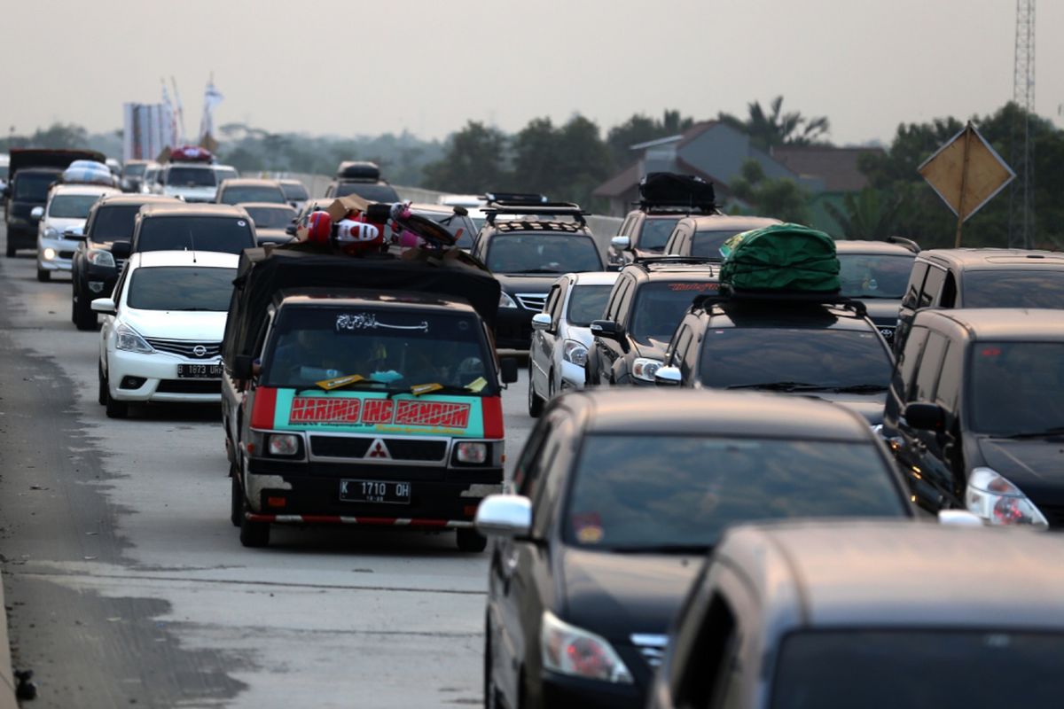 Kepadatan kendaraan pemudik jelang memasuki rest area Tol  Pemalang-Batang, Jawa Tengah, Senin (11/6/2018). Jalan tol tersebut merupakan tol fungsional yang dibuka selama 24 jam hingga H+ 7 Lebaran.