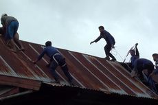 Nekat Panjat dan Berdiam di Atap Rumah Panggung, ODGJ di Gowa Dievakuasi secara Dramatis