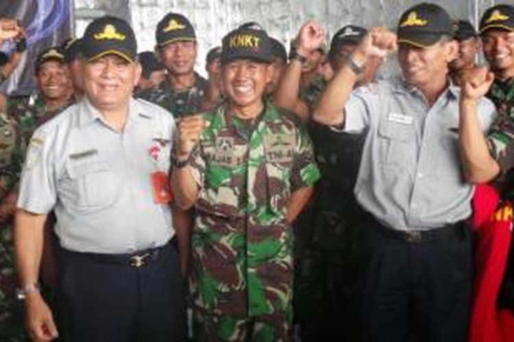 .Serda Rajab Suharno (tengah), penyelam TNI AL yang menemukan dan mengangkat dua black box AirAsia QZ8501
