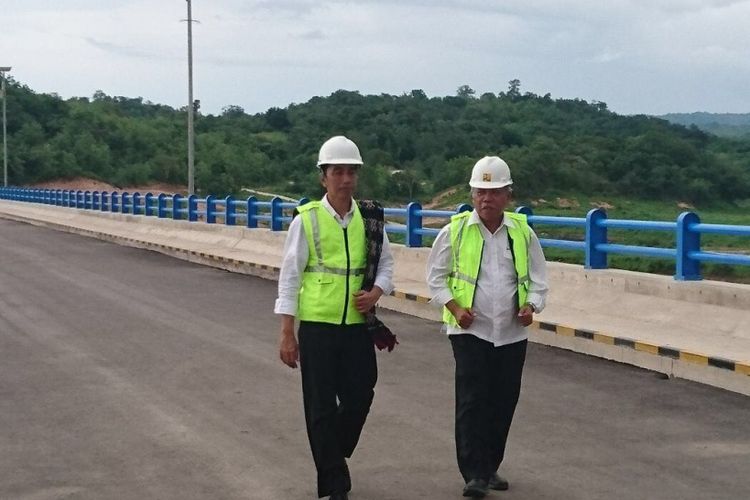 Presiden Joko Widodo dan Menteri PUPR Basuki Hadimuljono meresmikan Bendungan Raknamo yang berlokasi di Sungai Noel Puames, Desa Raknamo, Kecamatan Amabi Oefeto, Kabupaten Kupang, Nusa Tenggara Timur (NTT), Selasa (9/1/2018).