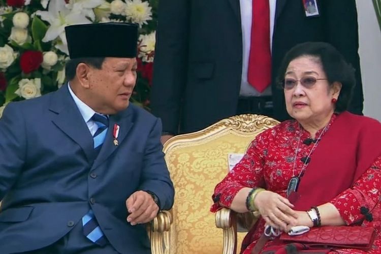 Menteri Pertahanan (Menhan) Prabowo Subianto dan Presiden ke-5 RI Megawati Soekarnoputri tampak duduk berdampingan dan berbincang akrab saat menghadiri upacara peringatan HUT ke-77 TNI di Istana Merdeka, Rabu (5/10/2022).