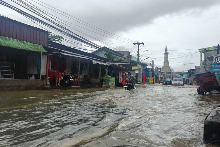 Banjir yang menerjang sejumlah rumah warga hingga ruas jalan protokol di kawasan Kecamatan Manggala dan Kecamatan Biringkanaya, Kota Makassar, Sulsel, Minggu (15/12/2024).