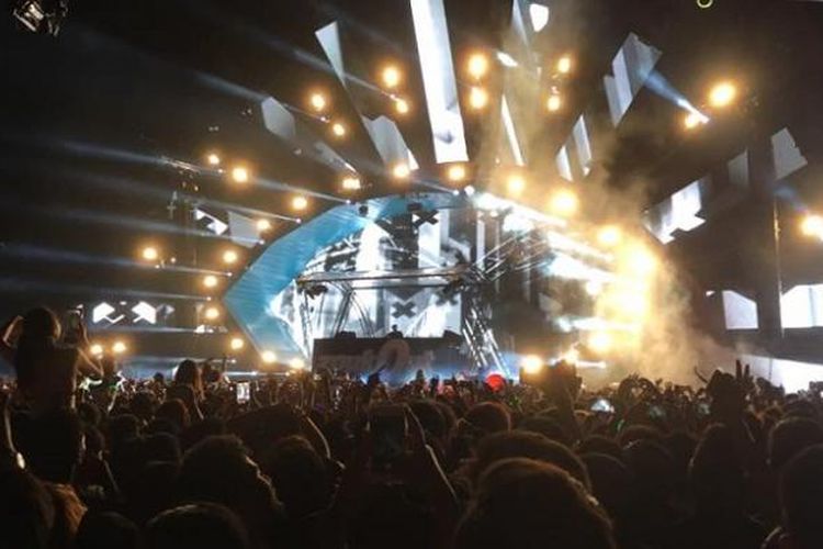 DJ Martin Garrix terlihat di panggung sedang menghibur party goers dengan lantunan musik piano akustik dari lagu Animals  di festival musik dansa ZoukOut 2016, Minggu dini hari (11/12).