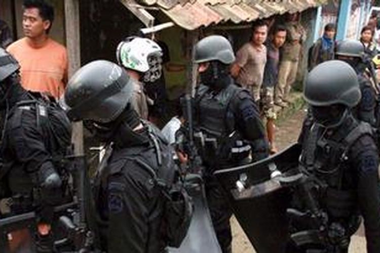 Densus 88 mengepung teroris di sebuah rumah di Kampung Batu Rengat, Desa Cigondewah Hilir Kecamatan Margaasih, Kabupaten Bandung, Jabar, Rabu (8/5/2013).