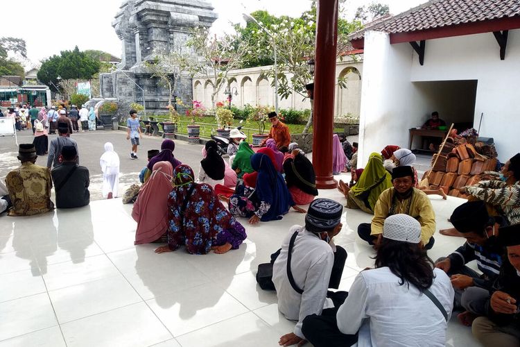 Pengunjung Makam Bung Karno menunggu antrian masuk ke area pusara, Minggu (19/9/2021)