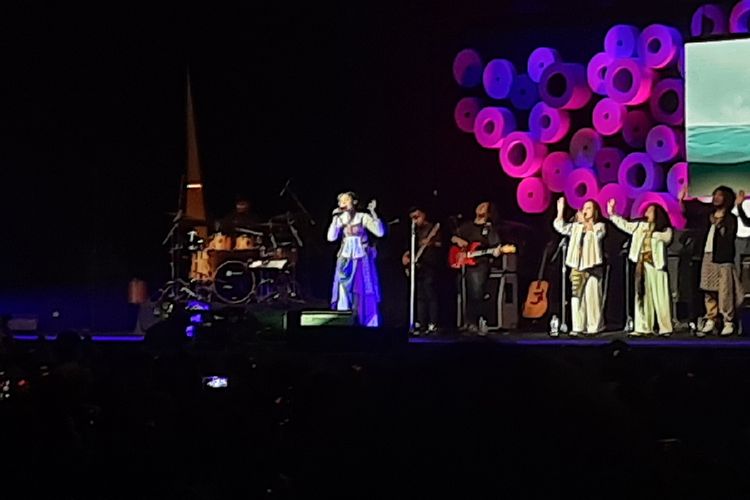Penyanyi Yura Yunita tampil apik dalam gelaran BNI Java Jazz Festival 2022. Ia membawakan lagu-lagu andalannya untuk menghibur para penonton.
