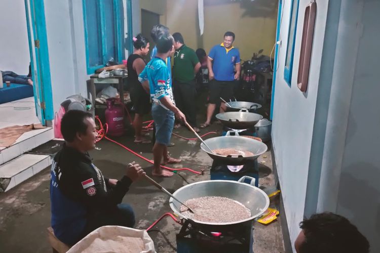 Anggota relawan Tagana Kabupaten Kediri Jawa Timur saat memasak sambel pecel untuk dikirim ke warga terdampak gempa di Cianjur.