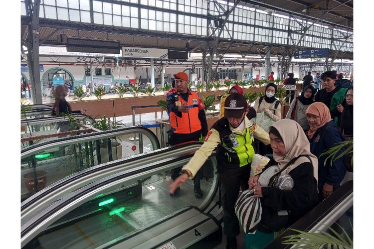 KAI menerapkan pengamanan ketat di berbagai stasiun keberangkatan dan kedatangan penumpang Daop dan Divre.