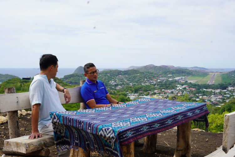 Foto : Menteri Pariwisata dan Ekonomi Kreatif (Menparekraf), Sandiaga Uno bersama Menkes Singapura, Ong Ye Kung tengah menyaksikan keindahan Labuan Bajo dari view point Parapuar, Kawasan Pengembangan Pariwisata Terpadu Badan Pelaksana Otorita Labuan Bajo Flores, Sabtu (29/10/2022) sore 