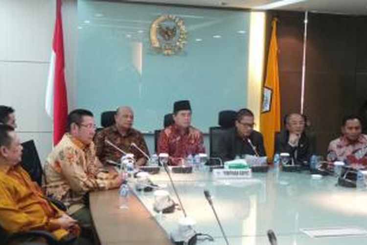Pimpinan fraksi partai-partai Koalisi Merah Putih saat memberikan pernyataan bersama, Rabu (1/4/2015), di Kompleks Parlemen, Senayan, Jakarta.