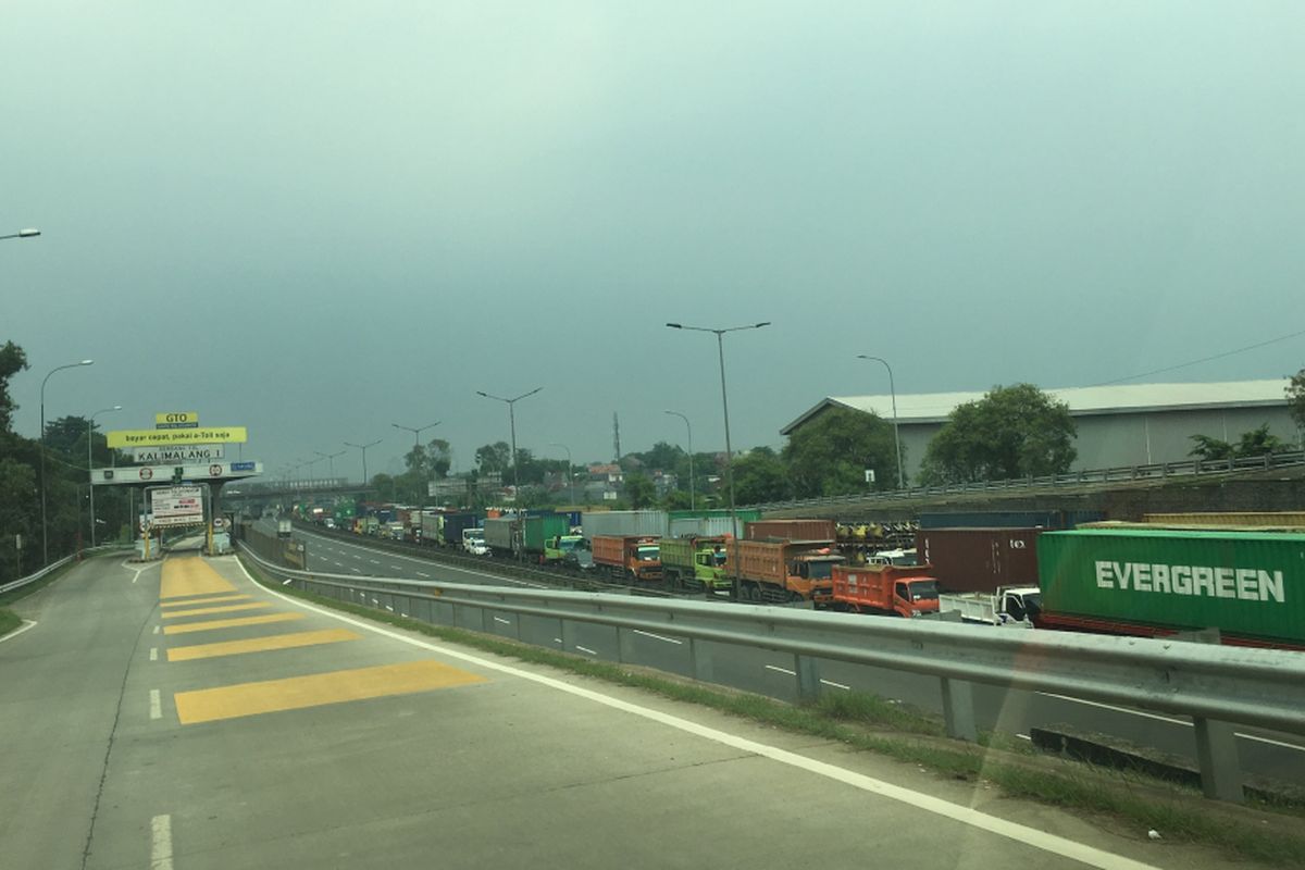 Kondisi kendaraan yang macet di Tol JORR mengantre untuk masuk ke Tol Jakarta-Cikampek, Bekasi, Kamis (16/11/2017).