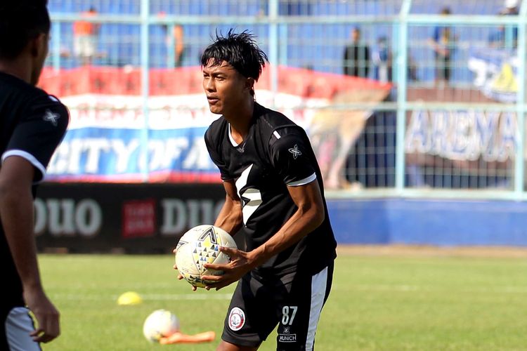 Pemain Arema FC, Alfarizi saat pemanasan jelang pertandingan melawan Persebaya Surabaya pada pekan 14 Liga 1 2019 di Stadion Kanjuruhan Kabupaten Malang, Jawa Timur, Kamis (15/08/2019) sore. 