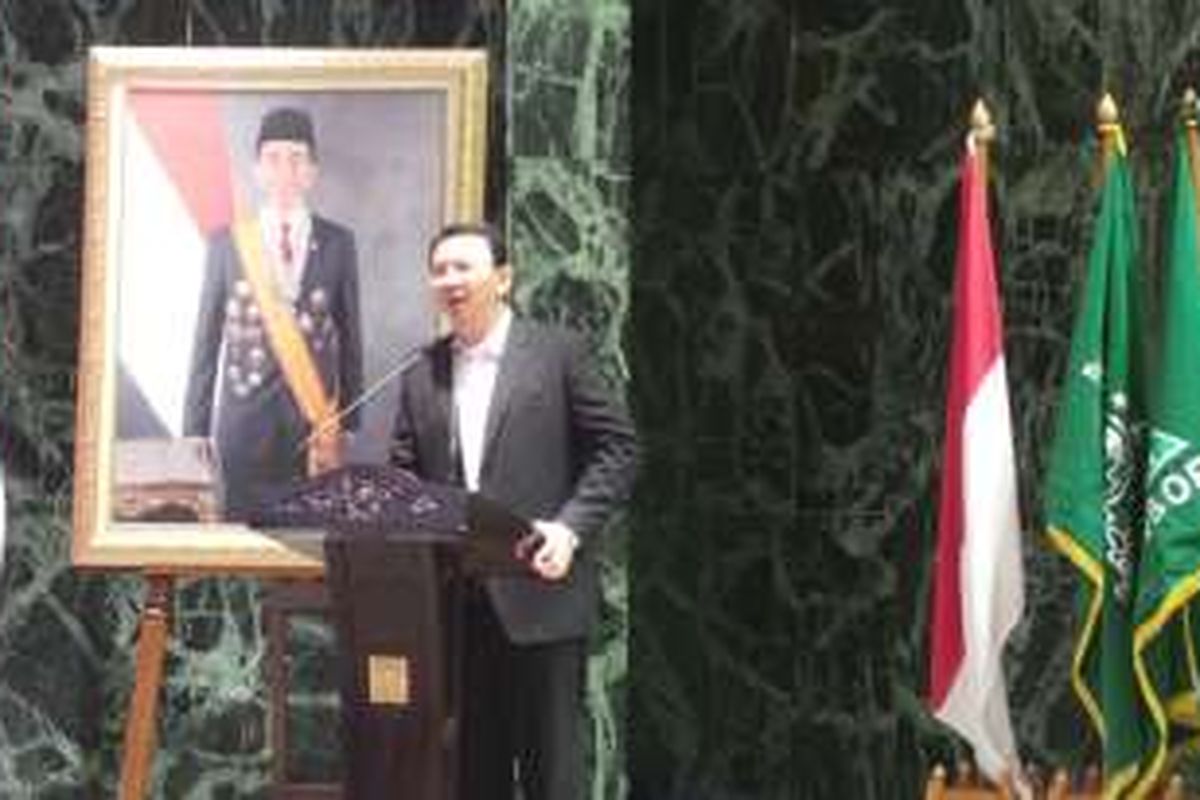 Gubernur DKI Jakarta Basuki Tjahaja Purnama saat membuka Konferensi Wilayah Gerakan Pemuda Ansor XVII DKI Jakarta, di Balai Kota, Jumat (5/2/2016).  