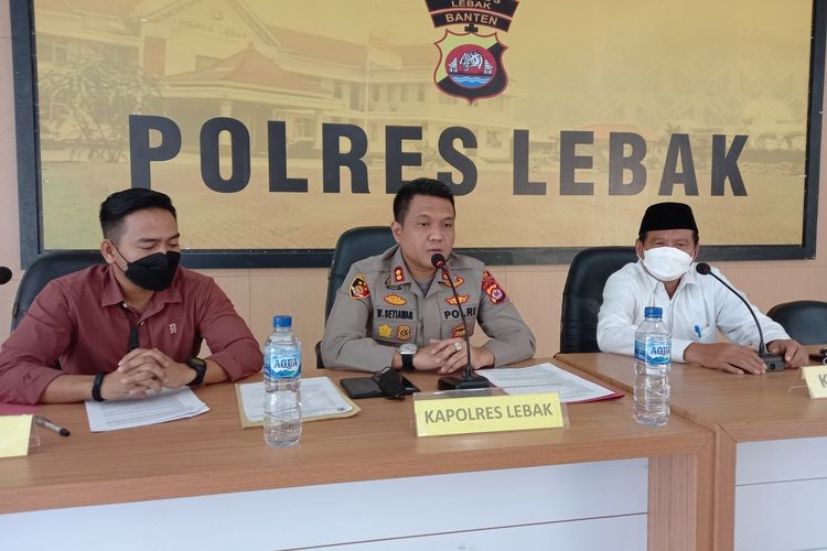 Kapolres Lebak AKBP Wiwin Setiawan (tengah) dan Ketua MUI Lebak Pupu Mahpudin saat konferensi pers terkait dewa matahari di Polres Lebak, Kamis (14/7/2022).