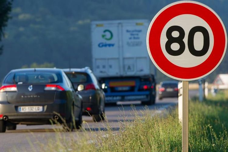 Rambu batas kecepatan maksimal yang diperbolehkan terpasang di sisi jalan raya di Hyet, timur Perancis.