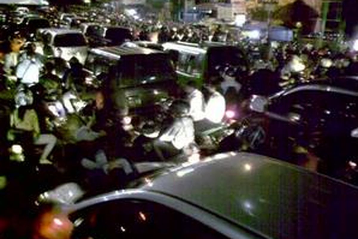 Kendaraan berhenti di Simpang Taman Safari, Bogor.