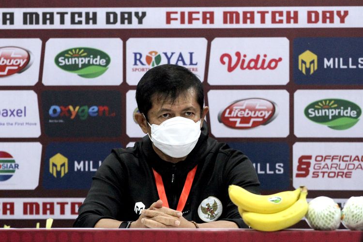Dirtek Timnas Indonesia, Indra Sjafri saat konferensi pers sebelum kickoff ujicoba melawan Timor Leste dalam rangka FIFA Matchday di Stadion Kapten I Wayan Dipta Gianyar, Bali, Kamis (27/1/2021) malam. 