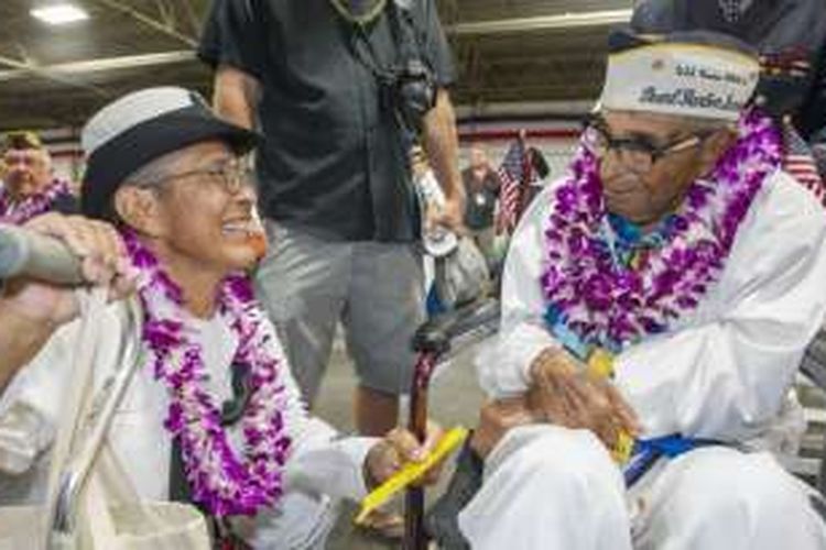 Kathleen Chavez (kiri) berbincang dengan ayahnya Ray Chavez, yang berusia 104 tahun, salah satu penyintas paling tua dari serangan Pearl Harbor, dalam peringatan peristiwa itu di Honolulu, Rabu (7/12/2016). 