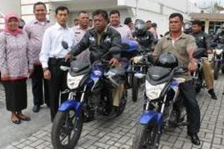 Para pangulu saat mencoba menaiki sepeda motor yang telah diserahkan Bupati Simalungun JR Saragih, di Pematang Raya, Kabupaten Simalungun, Sumatera Utara, Kamis (17/10/2013).