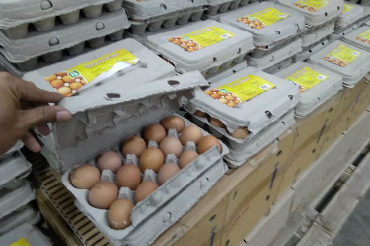 Telur ayam di Jakgrosir Kramat Jati, Selasa (20/3/2018)