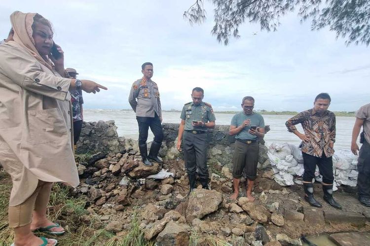 Plt Walikota Semarang Hevearita Gunaryanti Rahayu mengecek lokasi tanggul jebol di kawasan Marina, Kamis (29/12/2022).
