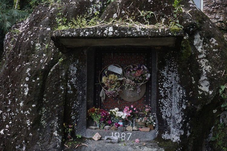 Salah satu kuburan batu yang sudah ada sejak tahu 1987 yang ada di Bori Kalimbuang.
