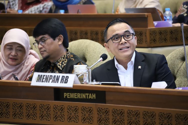 Menteri Pendayagunaan Aparatur Sipil Negara Reformasi Birokrasi (Menpan-RB) Abdullah Azwar Anas akan menghadiri Rapat Kerja (Raker) dengan Komisi II Dewan Perwakilan Rakyat (DPR) Republik Indonesia (RI), Rabu (17/1/2024).
