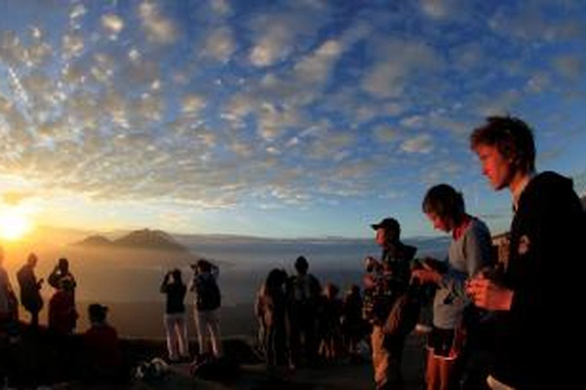 Wisatawan menikmati matahari terbit dari kawah I Gunung Batur di Kecamatan Kintamani, Bangli, Bali beberapa waktu lalu. 