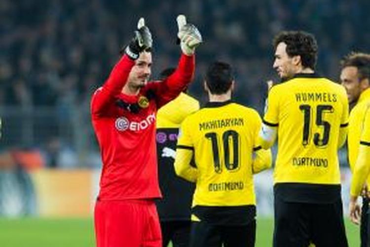 Ekspresi Roman Buerki, Henrikh Mkhitaryan, dan Mats Hummels seusai Dortmund menang telak atas Paderborn, Rabu (28/10/2015). 