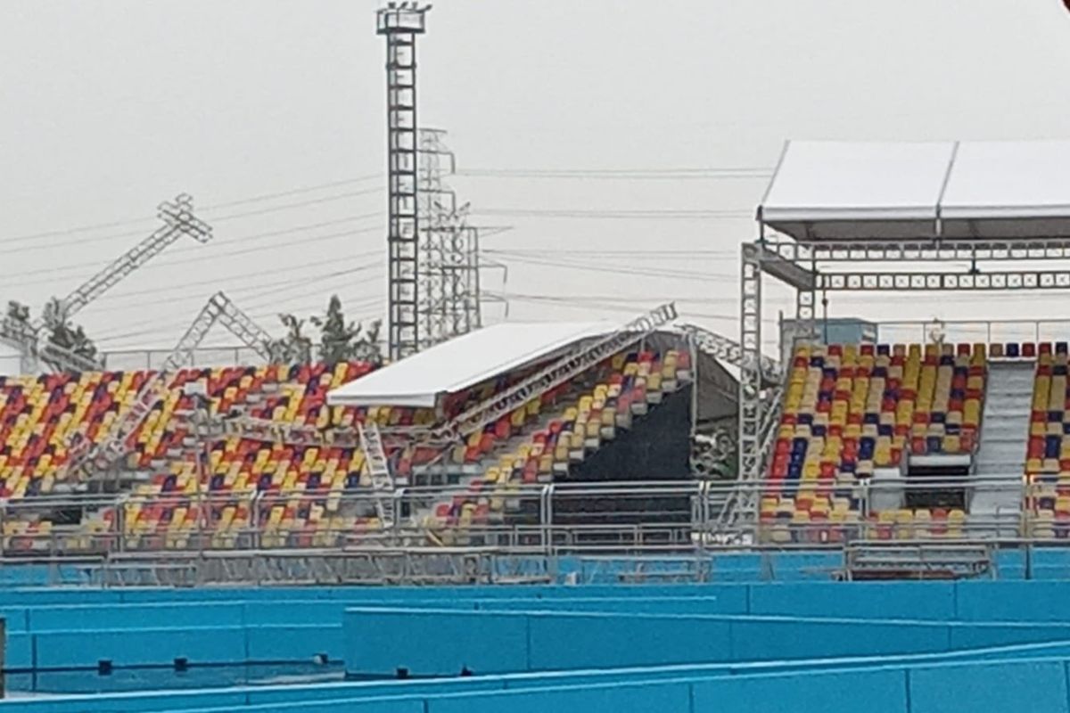 Atap di salah satu tribun di arena sirkuit Formula E Jakarta, di Jakarta International E-Prix Cricuit (JIEC) Ancol, Jakarta Utara,  ambruk.