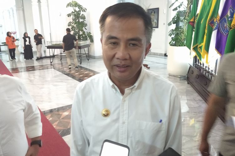 Penjabat Gubernur Jawa Barat Bey Machmudin usai rapat pimpinan di Gedung Sate, Kota Bandung, Jawa Barat, Kamis (16/5/2024).