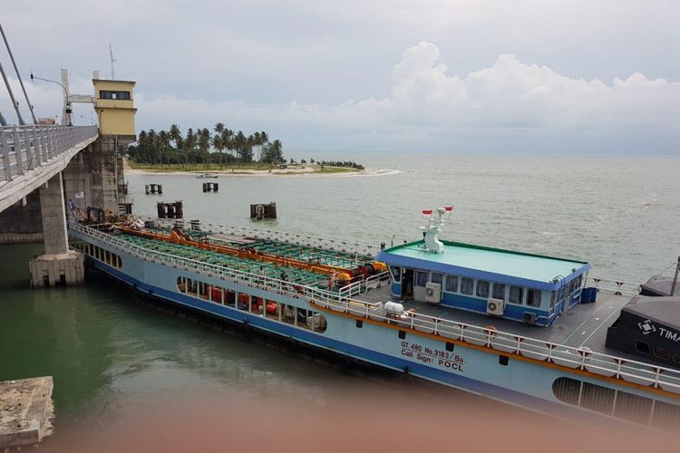 Kapal isap produksi PT Timah menabrak tiang jembatan Emas di Pangkal Pinang, Kamis (15/11/2018).