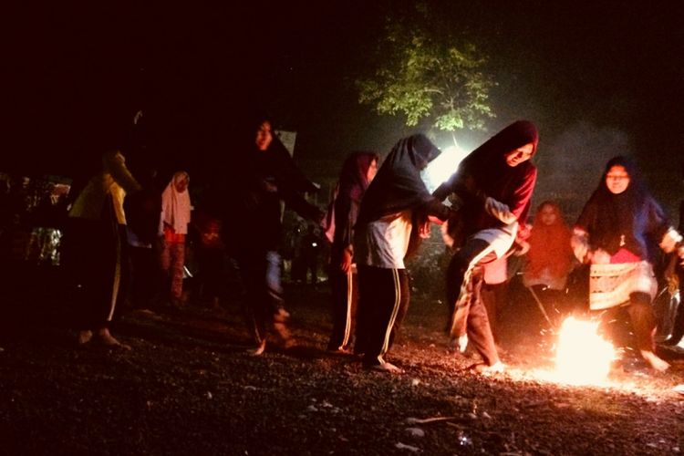 Para Santriwati Pondok Pesantren Al Mumtaz, Patuk, Gunungkidul, ikut Bermain Sepakbola Api 